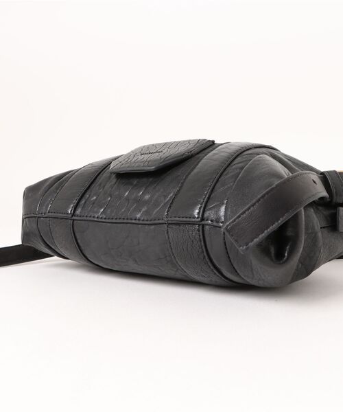 ALLSAINTS(オールセインツ)の「ARES GRAIN COMPACT CROSSBODY BAG | ARES GRAIN コンパクト クロスボディ バッグ(ショルダーバッグ・レディース・ブラック・ONE SIZE)」の9枚目の写真