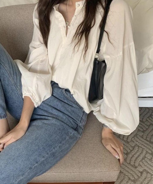 mielu(ミエル)の「クルミボタンギャザーブラウス(シャツ/ブラウス・レディース・ホワイト/ブラウン・LARGE/MEDIUM/FREE)」の7枚目の写真