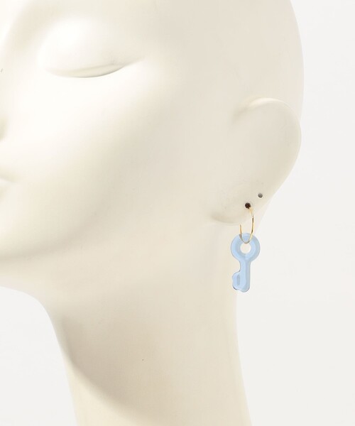 LEVENS(レヴェンス)の「LEVENS JEWELS KEY HOOP 片耳ピアス(ピアス(片耳用)・レディース・ライトブルー・FREE)」の5枚目の写真