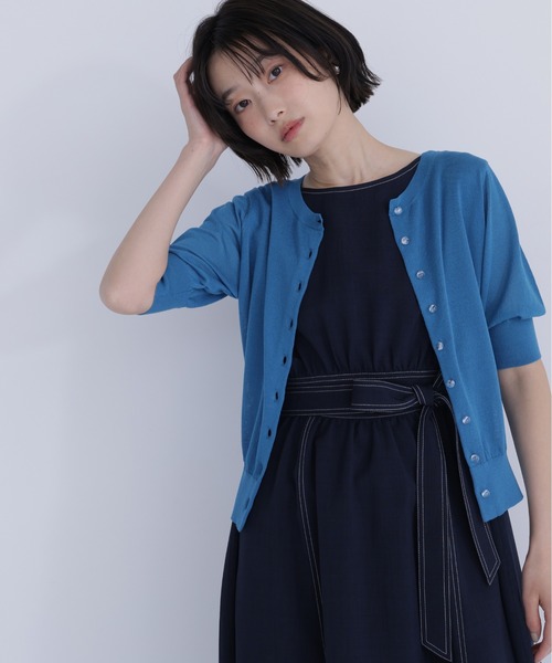 NATURAL BEAUTY BASIC(ナチュラルビューティーベーシック)の「クリアボタンシアーカーディガン(カーディガン/ボレロ・レディース・ピンク/ブラック/ブルー系その他/オフホワイト・フリ-)」の3枚目の写真