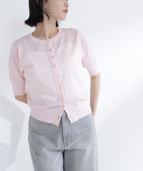 NATURAL BEAUTY BASIC(ナチュラルビューティーベーシック)の「クリアボタンシアーカーディガン(カーディガン/ボレロ・レディース・ピンク/ブラック/ブルー系その他/オフホワイト・フリ-)」の4枚目の写真