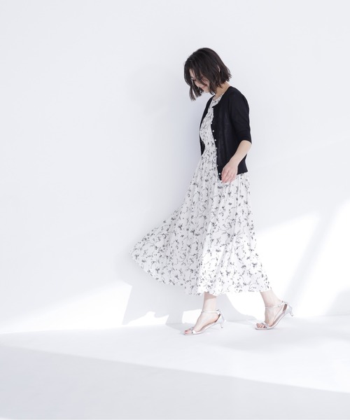 NATURAL BEAUTY BASIC(ナチュラルビューティーベーシック)の「クリアボタンシアーカーディガン(カーディガン/ボレロ・レディース・ピンク/ブラック/ブルー系その他/オフホワイト・フリ-)」の5枚目の写真