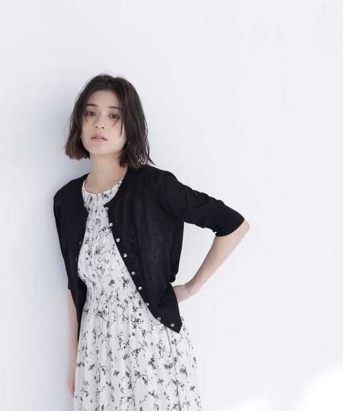 NATURAL BEAUTY BASIC(ナチュラルビューティーベーシック)の「クリアボタンシアーカーディガン(カーディガン/ボレロ・レディース・ピンク/ブラック/ブルー系その他/オフホワイト・フリ-)」の6枚目の写真