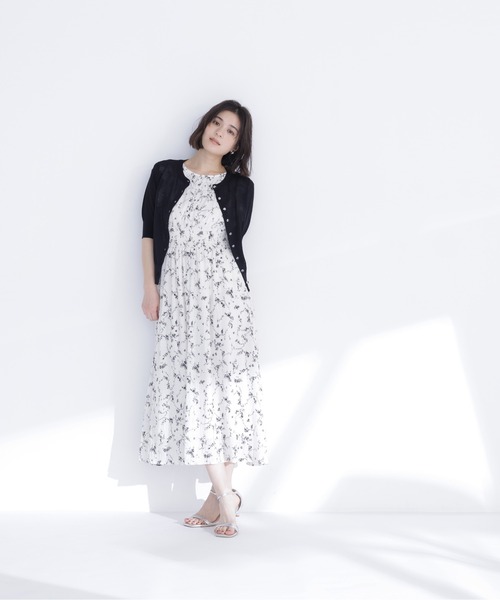 NATURAL BEAUTY BASIC(ナチュラルビューティーベーシック)の「クリアボタンシアーカーディガン(カーディガン/ボレロ・レディース・ピンク/ブラック/ブルー系その他/オフホワイト・フリ-)」の9枚目の写真