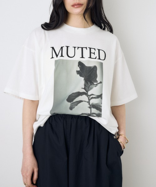 AZUL by moussy(アズールバイマウジー)の「フォトプリントTシャツ(Tシャツ/カットソー・レディース・ホワイト/ライトブラック・SMALL/MEDIUM)」の1枚目の写真