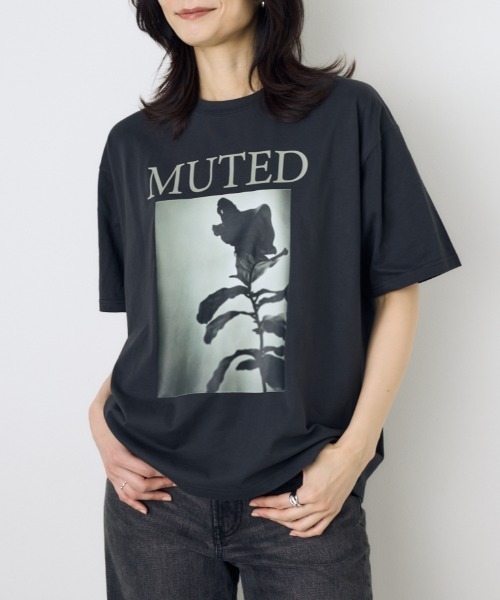 AZUL by moussy(アズールバイマウジー)の「フォトプリントTシャツ(Tシャツ/カットソー・レディース・ホワイト/ライトブラック・SMALL/MEDIUM)」の2枚目の写真