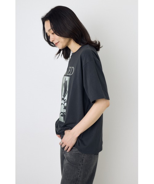 AZUL by moussy(アズールバイマウジー)の「フォトプリントTシャツ(Tシャツ/カットソー・レディース・ホワイト/ライトブラック・SMALL/MEDIUM)」の4枚目の写真