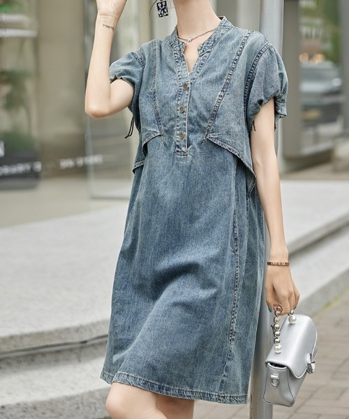 FAVORITO(ファヴォリート)の「デニムVネックワンピース(ワンピース・レディース・ブルー・XL/L/M/S)」の1枚目の写真