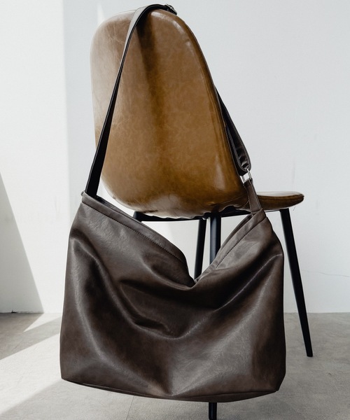 cii(シー)の「【UNISEX】Smooth PU travel bag / スムースPUトラベルバッグ(ショルダーバッグ・メンズ・ブラウン/ブラック/ベージュ・FREE)」の2枚目の写真
