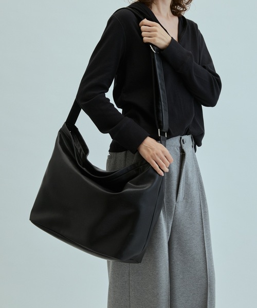 cii(シー)の「【UNISEX】Smooth PU travel bag / スムースPUトラベルバッグ(ショルダーバッグ・メンズ・ブラウン/ブラック/ベージュ・FREE)」の5枚目の写真