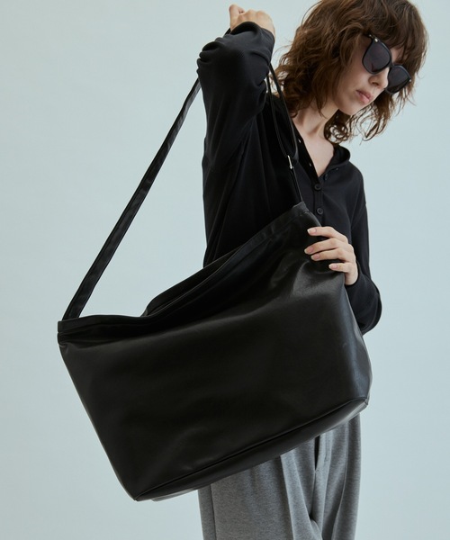 cii(シー)の「【UNISEX】Smooth PU travel bag / スムースPUトラベルバッグ(ショルダーバッグ・メンズ・ブラウン/ブラック/ベージュ・FREE)」の6枚目の写真