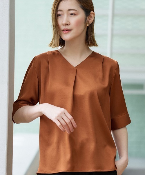AOYAMA（アオヤマ）の「冷感Vネックサテンブラウス【涼】【半袖】サテンの光沢感で存在感をアップ（シャツ/ブラウス・レディース・オレンジ/ネイビー・M/L）」の2枚目の写真