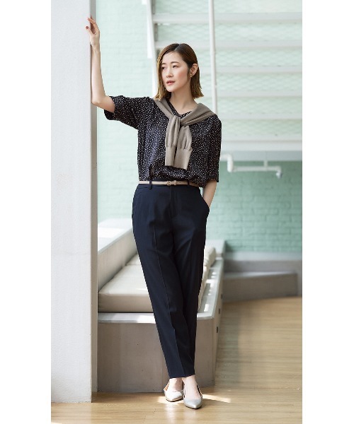 AOYAMA（アオヤマ）の「冷感Vネックサテンブラウス【涼】【半袖】サテンの光沢感で存在感をアップ（シャツ/ブラウス・レディース・オレンジ/ネイビー・M/L）」の4枚目の写真