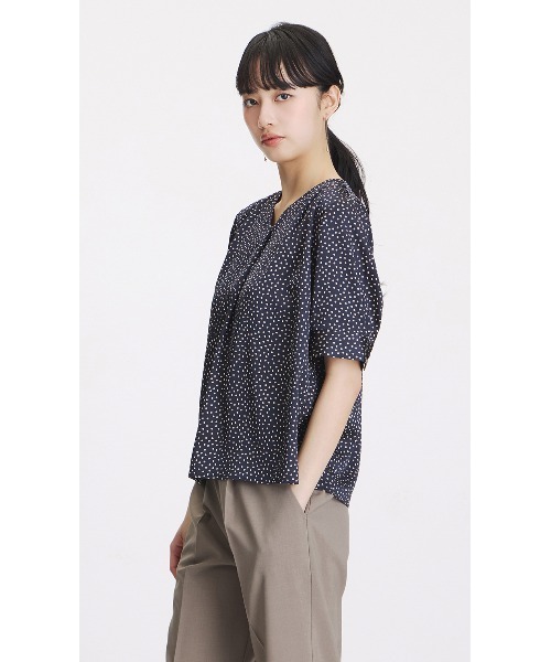 AOYAMA（アオヤマ）の「冷感Vネックサテンブラウス【涼】【半袖】サテンの光沢感で存在感をアップ（シャツ/ブラウス・レディース・オレンジ/ネイビー・M/L）」の6枚目の写真