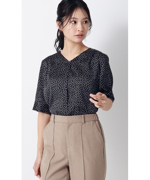 AOYAMA（アオヤマ）の「冷感Vネックサテンブラウス【涼】【半袖】サテンの光沢感で存在感をアップ（シャツ/ブラウス・レディース・オレンジ/ネイビー・M/L）」の9枚目の写真