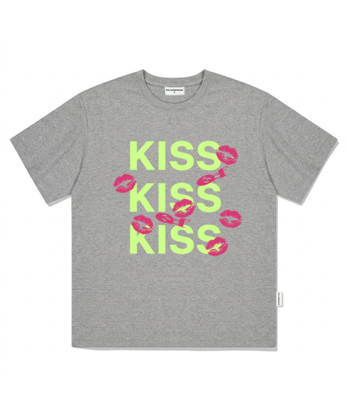ESCAPEFROM（エスケープフロム）の「KISS KISS KISSプリントオーバーサイズ半袖Tシャツホワイト（Tシャツ/カットソー・レディース・その他・LARGE/MEDIUM/SMALL）」の2枚目の写真