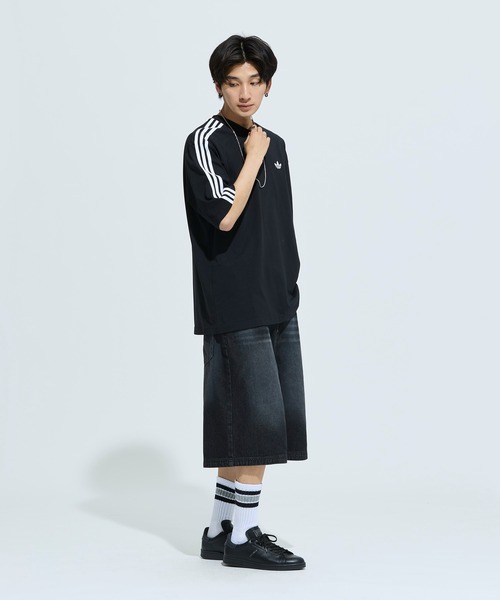 adidas(アディダス)の「アディカラー スリーストライプス オーバーサイズTシャツ / アディダスオリジナルス adidas Originals(Tシャツ/カットソー・メンズ・ブラック・XX-SMALL/X-SMALL/XX-LARGE/MEDIUM/X-LARGE/SMALL/LARGE/3XL)」の2枚目の写真