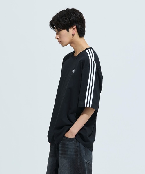 adidas(アディダス)の「アディカラー スリーストライプス オーバーサイズTシャツ / アディダスオリジナルス adidas Originals(Tシャツ/カットソー・メンズ・ブラック・XX-SMALL/X-SMALL/XX-LARGE/MEDIUM/X-LARGE/SMALL/LARGE/3XL)」の3枚目の写真