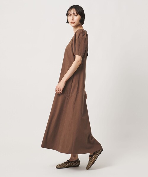 UNITED ARROWS(ユナイテッドアローズ)の「パフスリーブ フレアワンピース ‐ウォッシャブル‐(ワンピース・レディース・ダークブラウン/ネイビー・36/38)」の4枚目の写真