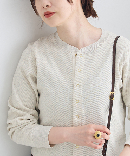 journal standard L'essage(ジャーナルスタンダードレサージュ)の「サーマルクルーネックロングTシャツ(Tシャツ/カットソー・レディース・ブラック/アイボリー・FREE)」の2枚目の写真