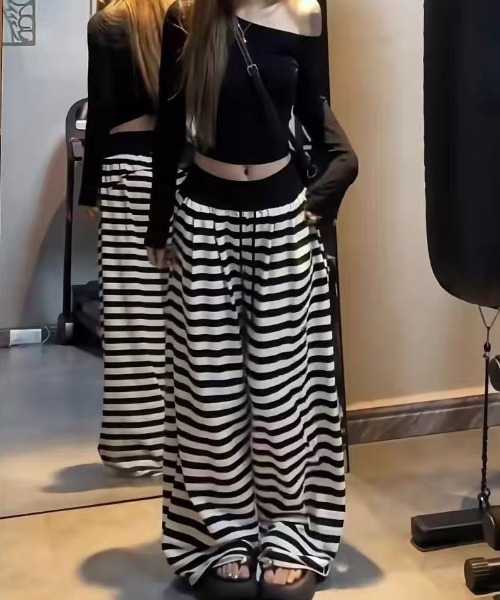 CELENA BEATS(セレナビーツ)の「ボーダータックイージーワイドパンツ(スウェットパンツ・レディース・ブラック/ホワイト・L/M/S)」の10枚目の写真