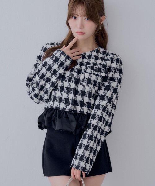 Chico（チコ）の「【SALON by Chico】取り外し裾フリル金釦ショートジャケット（ブルゾン・レディース・キャメル/ブラック系その他3/ブラック系その他2/ブラウン系その他3・FREE）」の2枚目の写真