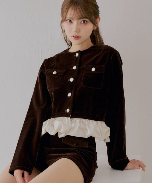 Chico（チコ）の「【SALON by Chico】取り外し裾フリル金釦ショートジャケット（ブルゾン・レディース・キャメル/ブラック系その他3/ブラック系その他2/ブラウン系その他3・FREE）」の3枚目の写真