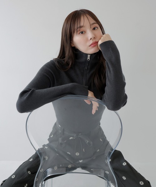 AMUU. PRECIEUSE(アムープレシューズ)の「ハイネックジップニットプルオーバー(ニット/セーター・レディース・ピンク/ブラウン/アイボリー/チャコールグレー/ボルドー・FREE)」の2枚目の写真