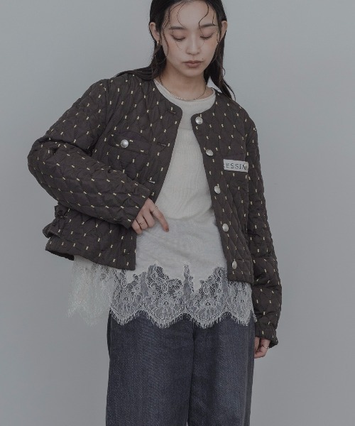 Eimee Law(エイミーロウ)の「ダイヤキルト バックフリル中綿ジャケット(ノーカラージャケット・レディース・アイボリー/ブラウン/ブラック・FREE)」の3枚目の写真