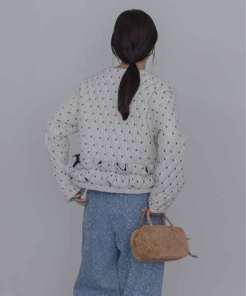 Eimee Law(エイミーロウ)の「ダイヤキルト バックフリル中綿ジャケット(ノーカラージャケット・レディース・アイボリー/ブラウン/ブラック・FREE)」の9枚目の写真
