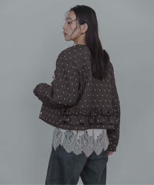 Eimee Law(エイミーロウ)の「ダイヤキルト バックフリル中綿ジャケット(ノーカラージャケット・レディース・アイボリー/ブラウン/ブラック・FREE)」の17枚目の写真