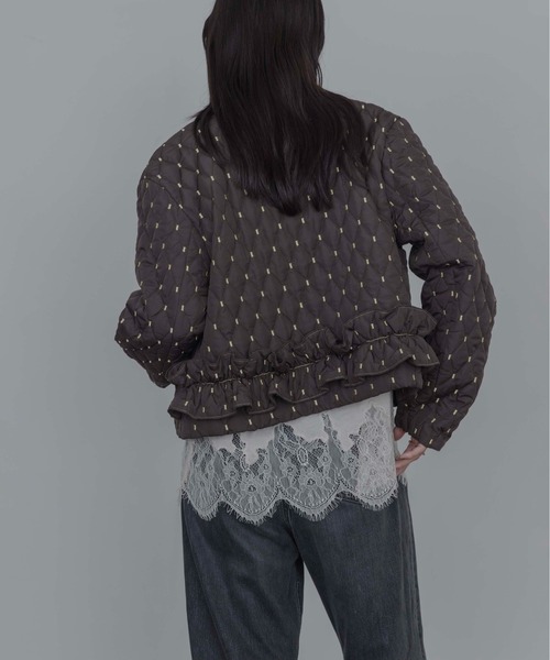 Eimee Law(エイミーロウ)の「ダイヤキルト バックフリル中綿ジャケット(ノーカラージャケット・レディース・アイボリー/ブラウン/ブラック・FREE)」の18枚目の写真