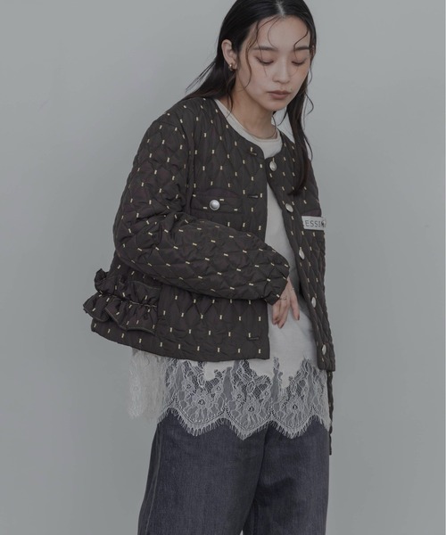 Eimee Law(エイミーロウ)の「ダイヤキルト バックフリル中綿ジャケット(ノーカラージャケット・レディース・アイボリー/ブラウン/ブラック・FREE)」の19枚目の写真