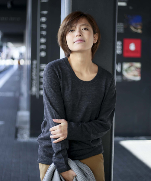 Denime（ドゥニーム）の「ソフトタッチクルーネックニット（ニット/セーター・レディース・ダークグリーン/グレー/アイボリー/ブラック・FREE）」の3枚目の写真