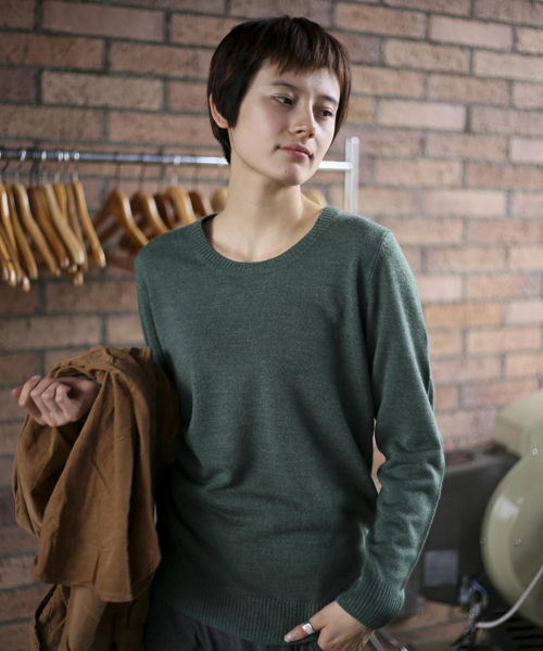 Denime（ドゥニーム）の「ソフトタッチクルーネックニット（ニット/セーター・レディース・ダークグリーン/グレー/アイボリー/ブラック・FREE）」の4枚目の写真