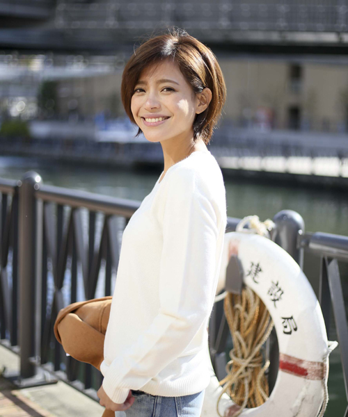 Denime（ドゥニーム）の「ソフトタッチクルーネックニット（ニット/セーター・レディース・ダークグリーン/グレー/アイボリー/ブラック・FREE）」の6枚目の写真