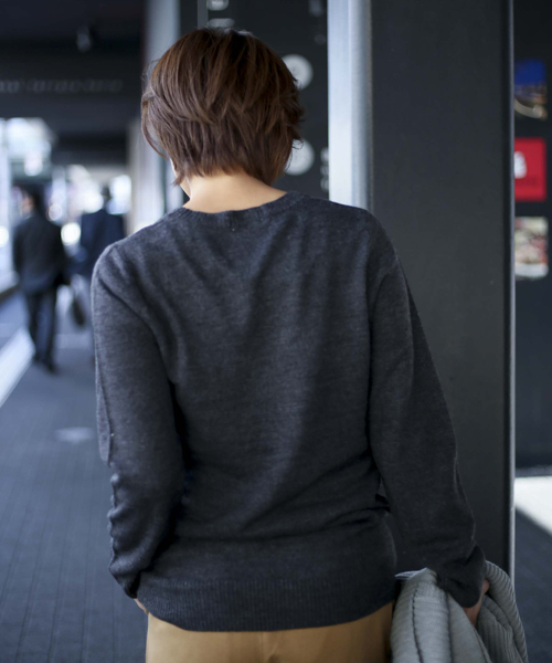 Denime（ドゥニーム）の「ソフトタッチクルーネックニット（ニット/セーター・レディース・ダークグリーン/グレー/アイボリー/ブラック・FREE）」の7枚目の写真