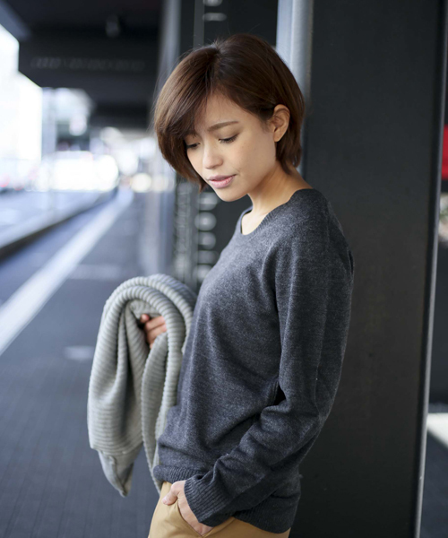 Denime（ドゥニーム）の「ソフトタッチクルーネックニット（ニット/セーター・レディース・ダークグリーン/グレー/アイボリー/ブラック・FREE）」の8枚目の写真