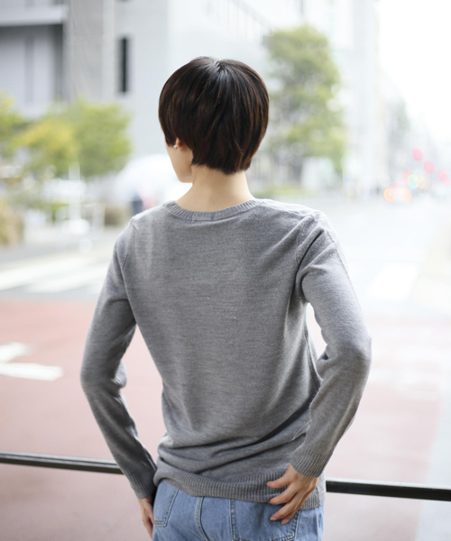 Denime（ドゥニーム）の「ソフトタッチクルーネックニット（ニット/セーター・レディース・ダークグリーン/グレー/アイボリー/ブラック・FREE）」の11枚目の写真