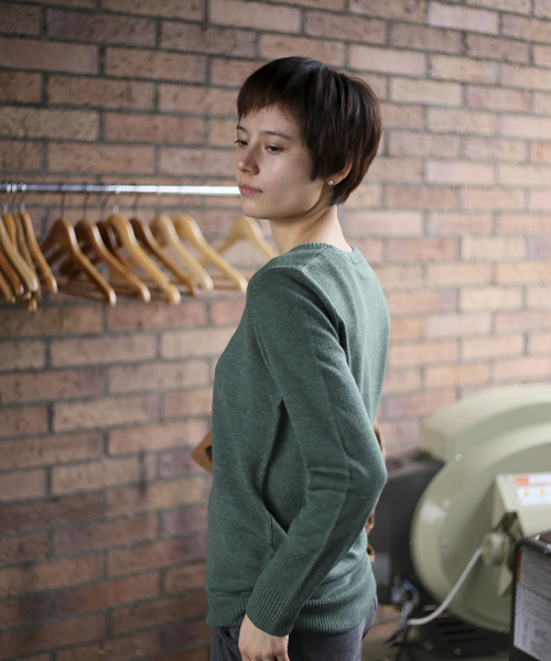 Denime（ドゥニーム）の「ソフトタッチクルーネックニット（ニット/セーター・レディース・ダークグリーン/グレー/アイボリー/ブラック・FREE）」の12枚目の写真