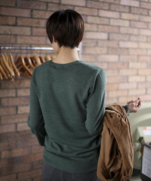 Denime（ドゥニーム）の「ソフトタッチクルーネックニット（ニット/セーター・レディース・ダークグリーン/グレー/アイボリー/ブラック・FREE）」の13枚目の写真
