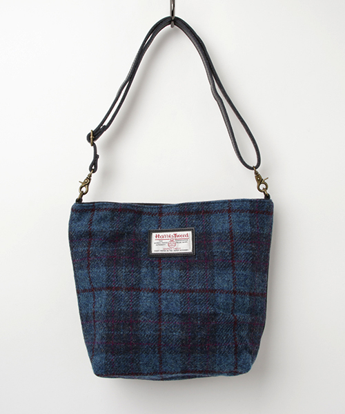 LBC（エルビーシー）の「【Harris Tweed】ハリスツイード 2WAYバッグ     （ショルダーバッグ・レディース・グレー/レッド/ブルー・FREE）」の2枚目の写真