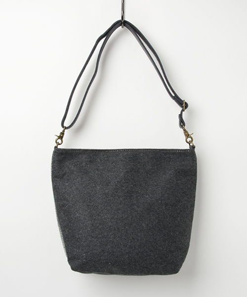 LBC（エルビーシー）の「【Harris Tweed】ハリスツイード 2WAYバッグ     （ショルダーバッグ・レディース・グレー/レッド/ブルー・FREE）」の6枚目の写真