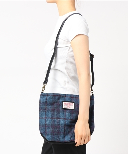 LBC（エルビーシー）の「【Harris Tweed】ハリスツイード 2WAYバッグ     （ショルダーバッグ・レディース・グレー/レッド/ブルー・FREE）」の4枚目の写真