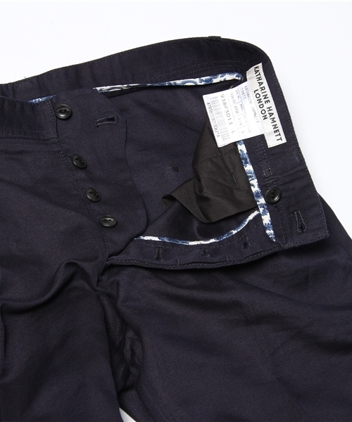 KATHARINE HAMNETT LONDON （キャサリンハムネットロンドン）の「コットンリネントリコチン（スラックス・メンズ・ホワイト/ネイビー・SMALL/MEDIUM/LARGE）」の10枚目の写真