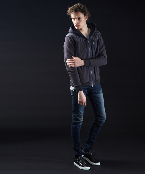 5351 POUR LES HOMMES（ゴーサンゴーイチプールオム）の「マイクロフリース×キルティングパーカー（パーカー・メンズ・チャコールグレー/ブラック・44/46/48/50）」の16枚目の写真