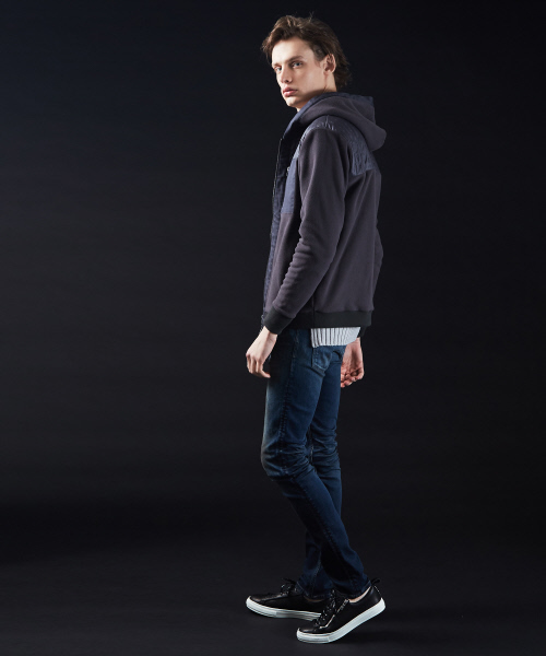 5351 POUR LES HOMMES（ゴーサンゴーイチプールオム）の「マイクロフリース×キルティングパーカー（パーカー・メンズ・チャコールグレー/ブラック・44/46/48/50）」の17枚目の写真