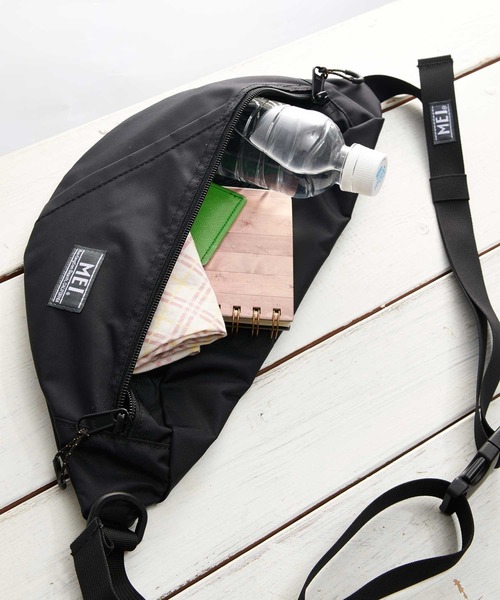 MEI（メイ）の「MEI(メイ) ボトムラインナイロンボディバッグ（ボディバッグ/ウエストポーチ・レディース・チャコールグレー/ホワイト/ベージュ/ネイビー/オリーブ/パープル/ブラック/グリーン/グレー/ブラウン/カーキ・ONE SIZE）」の14枚目の写真