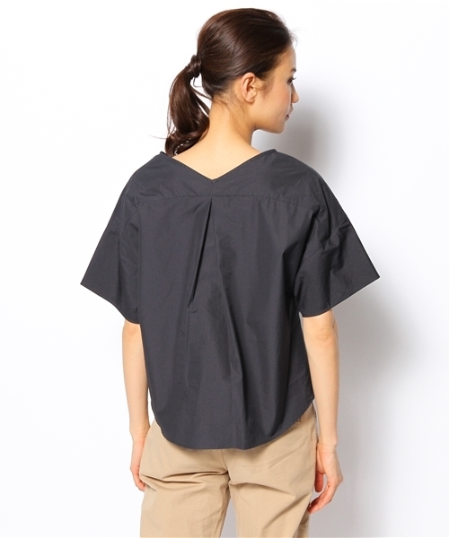 BEARDSLEY（ビアズリー）の「【&Premium5月号掲載】Vネックシャツ（シャツ/ブラウス・レディース・ホワイト/ネイビー・FREE）」の5枚目の写真