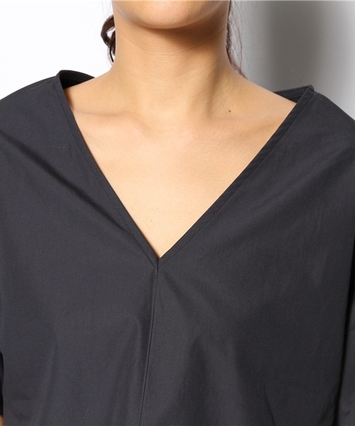 BEARDSLEY（ビアズリー）の「【&Premium5月号掲載】Vネックシャツ（シャツ/ブラウス・レディース・ホワイト/ネイビー・FREE）」の6枚目の写真